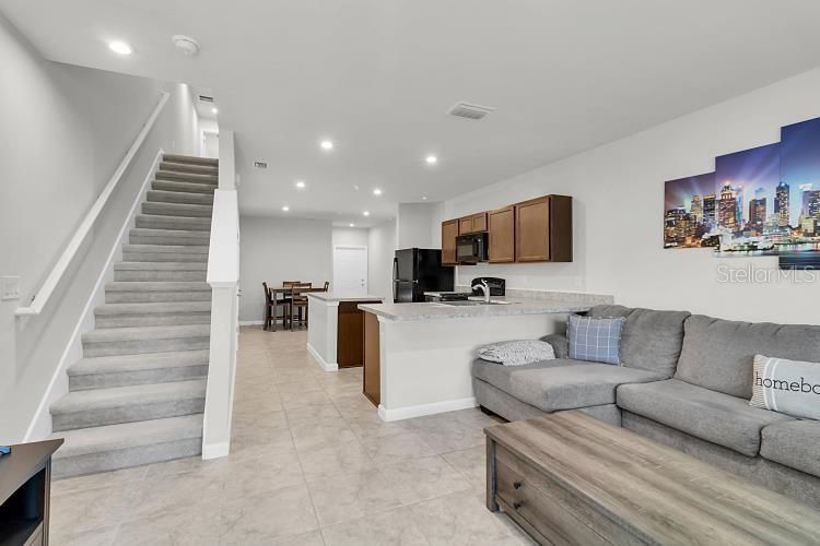 合同活跃: $240,000 (3 贝兹, 2 浴室, 1440 平方英尺)