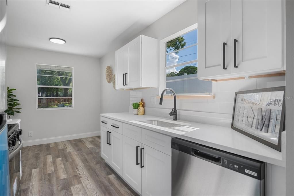 Под контрактом: $195,000 (2 спален, 2 ванн, 1122 Квадратных фут)