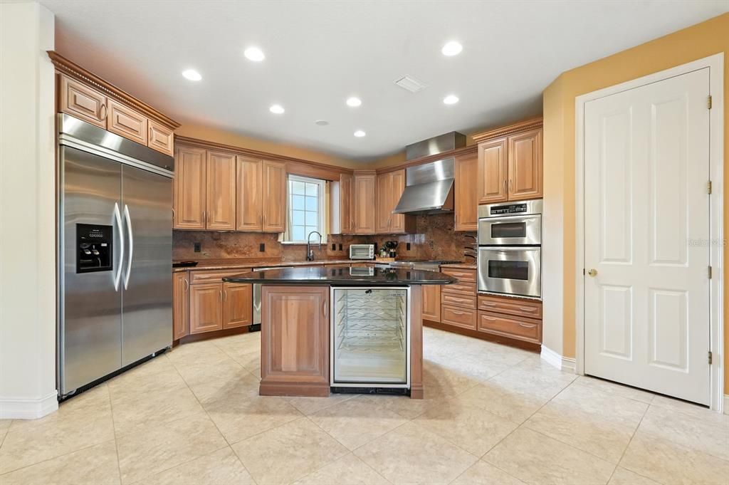 Под контрактом: $674,900 (4 спален, 4 ванн, 3824 Квадратных фут)