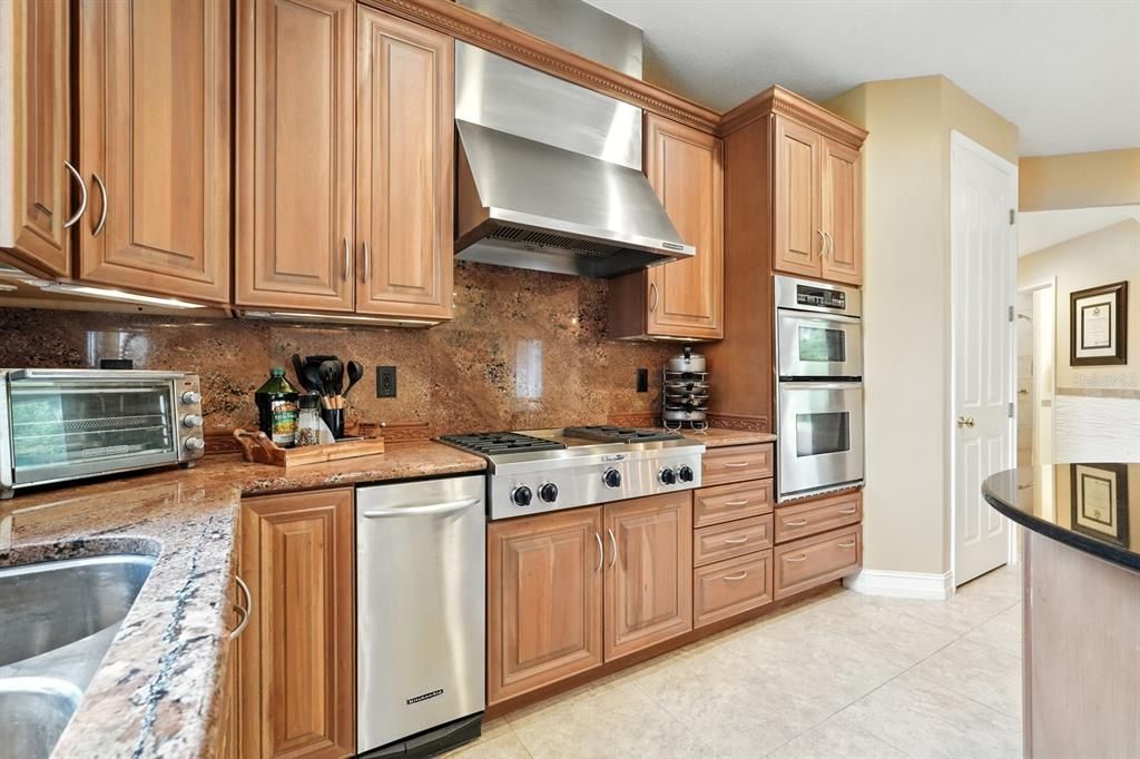 Под контрактом: $674,900 (4 спален, 4 ванн, 3824 Квадратных фут)