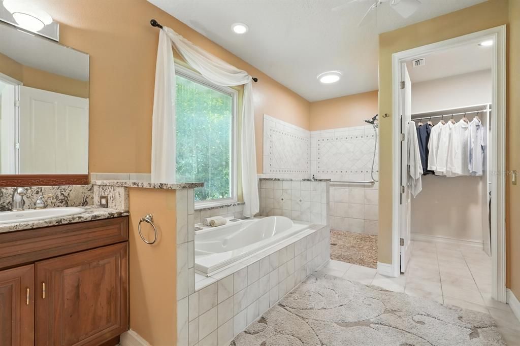 Под контрактом: $674,900 (4 спален, 4 ванн, 3824 Квадратных фут)