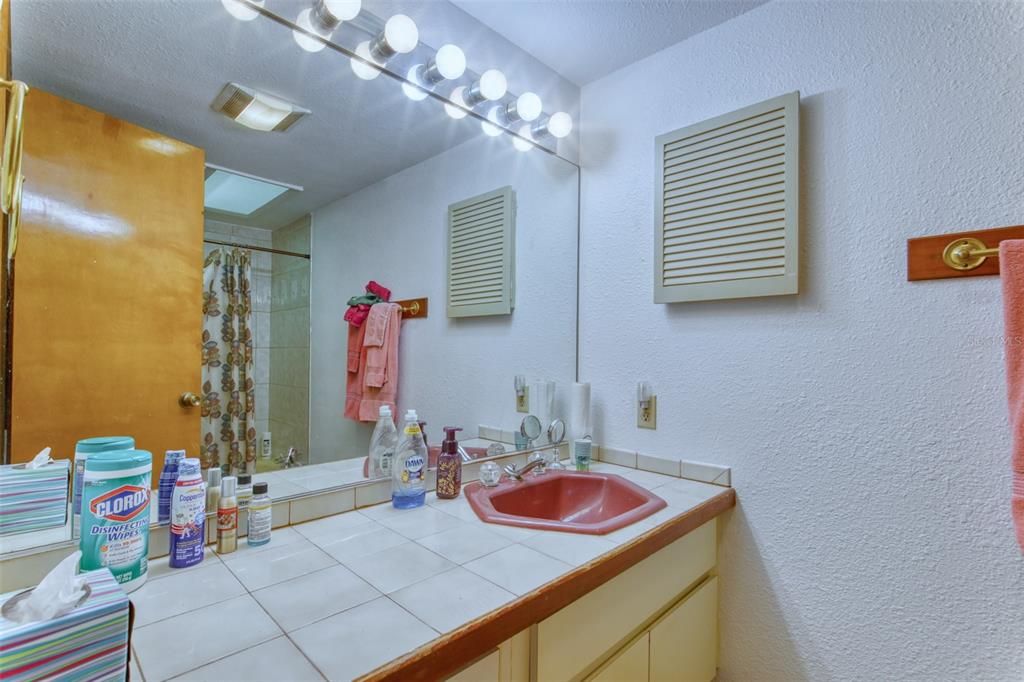 En Venta: $260,000 (2 camas, 2 baños, 2045 Pies cuadrados)