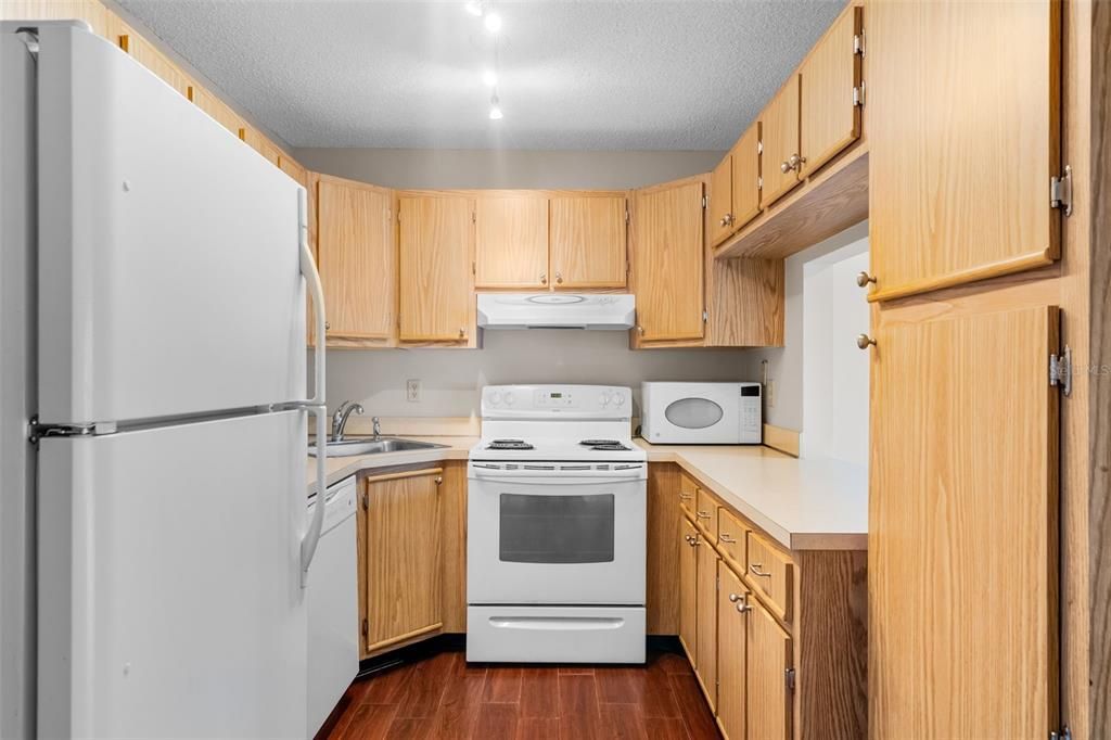 For Sale: $159,900 (2 beds, 2 baths, 1025 Square Feet)