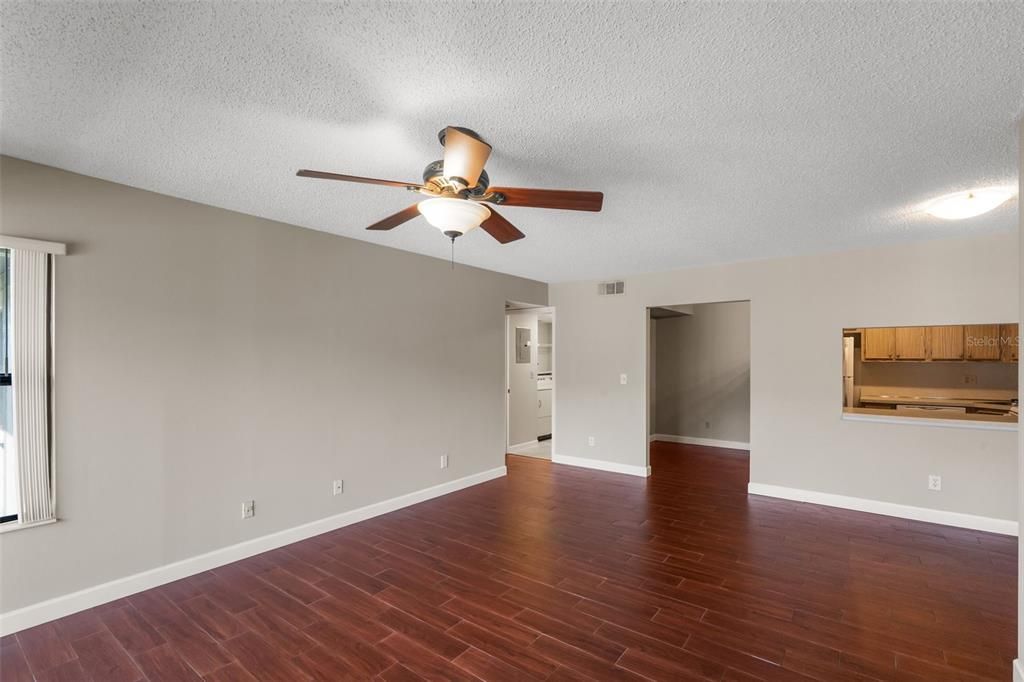 For Sale: $159,900 (2 beds, 2 baths, 1025 Square Feet)