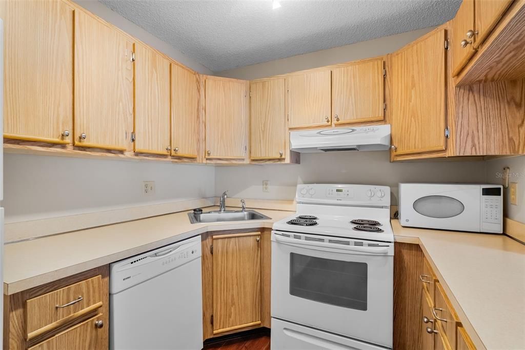 For Sale: $159,900 (2 beds, 2 baths, 1025 Square Feet)