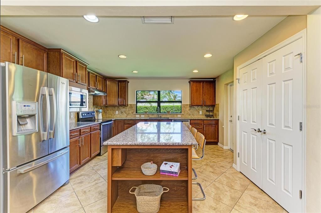 Active With Contract: $335,000 (2 beds, 2 baths, 1437 Square Feet)