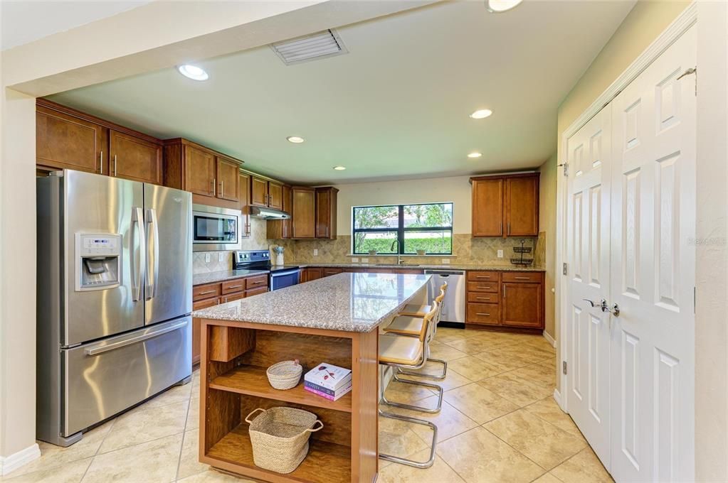 Active With Contract: $335,000 (2 beds, 2 baths, 1437 Square Feet)