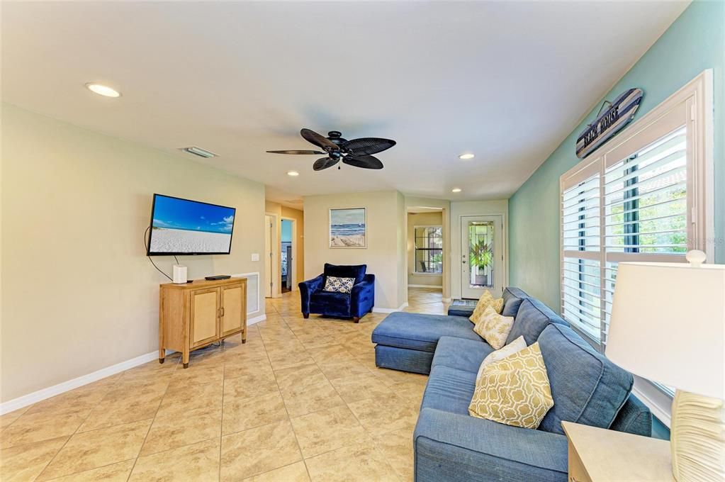 Active With Contract: $335,000 (2 beds, 2 baths, 1437 Square Feet)