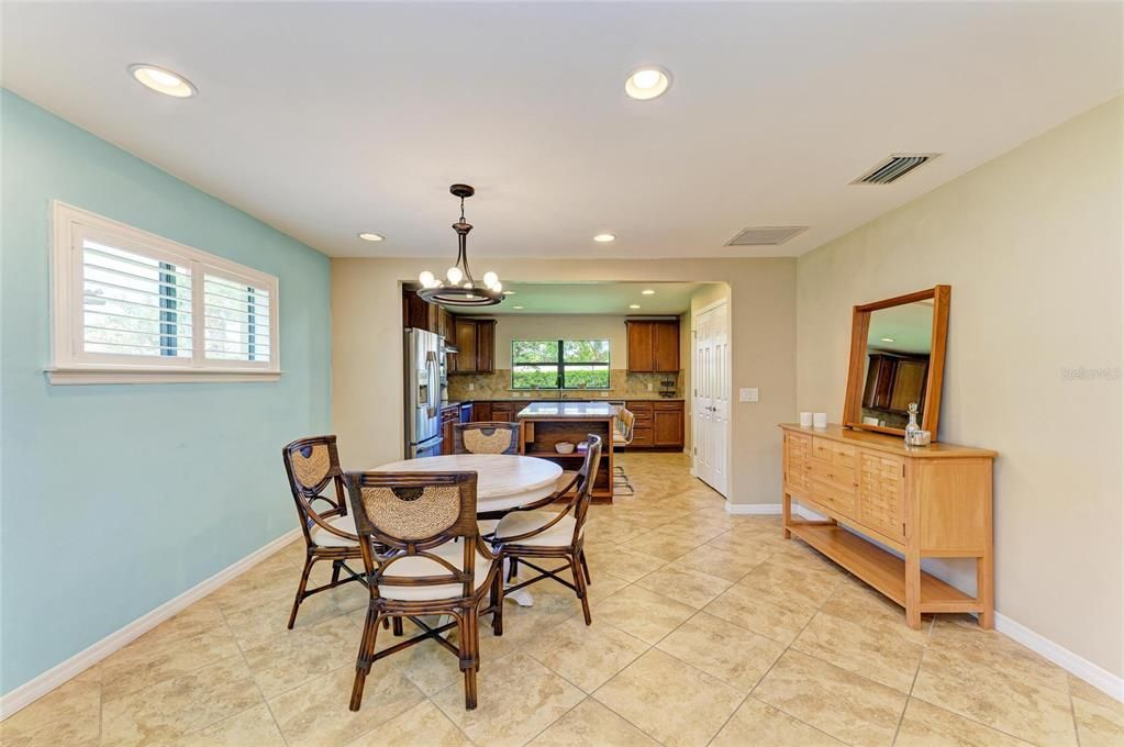 Active With Contract: $335,000 (2 beds, 2 baths, 1437 Square Feet)