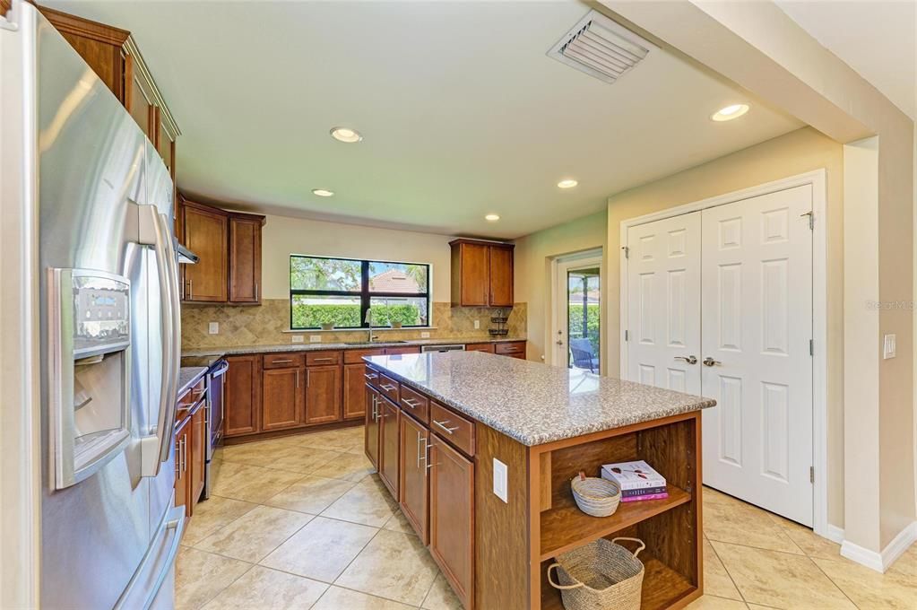 Active With Contract: $335,000 (2 beds, 2 baths, 1437 Square Feet)