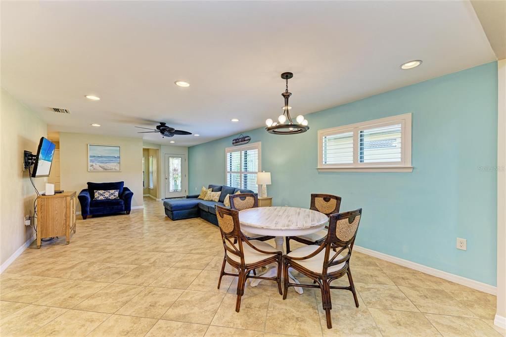 Active With Contract: $335,000 (2 beds, 2 baths, 1437 Square Feet)