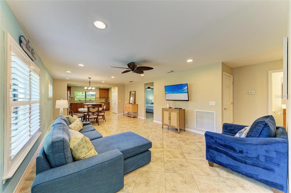 Active With Contract: $335,000 (2 beds, 2 baths, 1437 Square Feet)