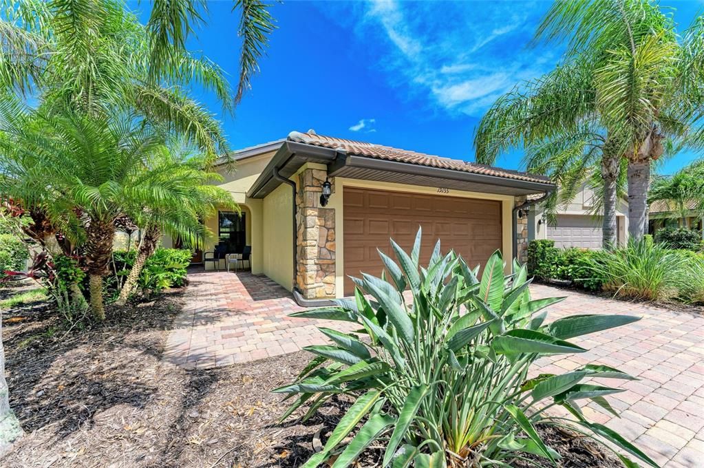 Active With Contract: $335,000 (2 beds, 2 baths, 1437 Square Feet)