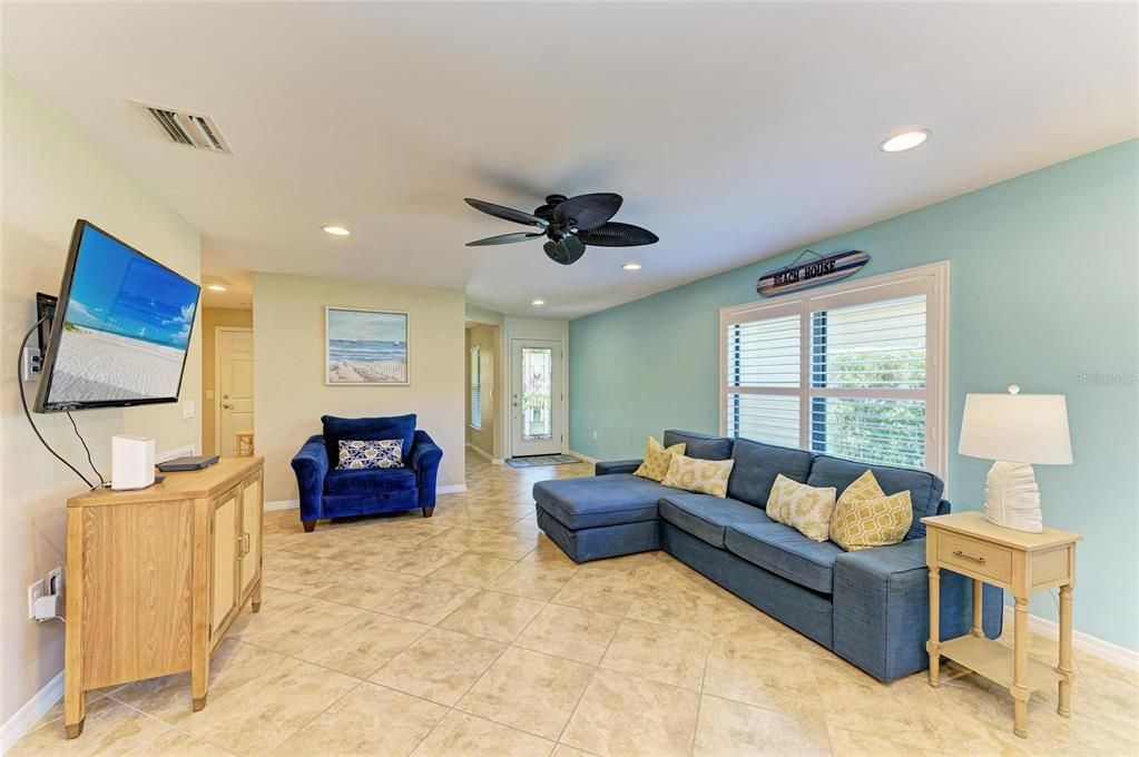 Active With Contract: $335,000 (2 beds, 2 baths, 1437 Square Feet)