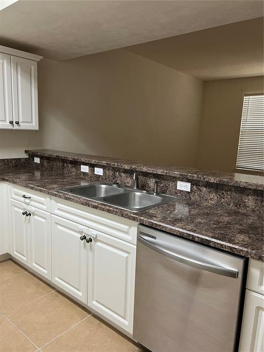 Active With Contract: $1,800 (3 beds, 2 baths, 1747 Square Feet)