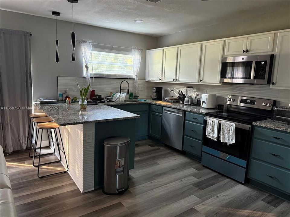 For Sale: $320,000 (4 beds, 3 baths, 1578 Square Feet)