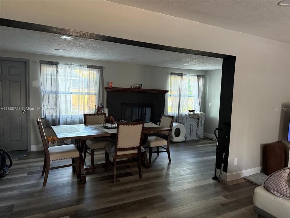 For Sale: $320,000 (4 beds, 3 baths, 1578 Square Feet)