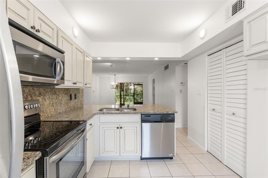 Под контрактом: $1,825 (2 спален, 2 ванн, 1053 Квадратных фут)