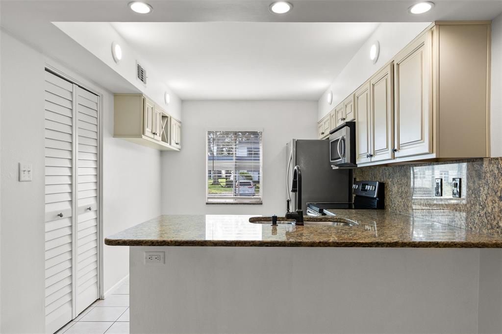 Под контрактом: $1,825 (2 спален, 2 ванн, 1053 Квадратных фут)