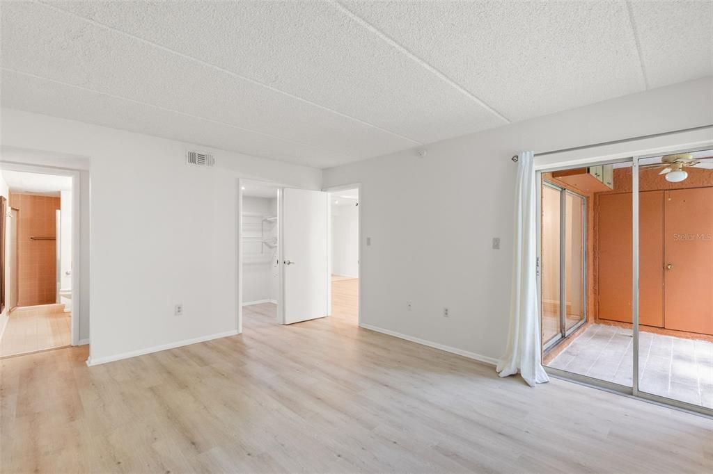 Под контрактом: $1,825 (2 спален, 2 ванн, 1053 Квадратных фут)