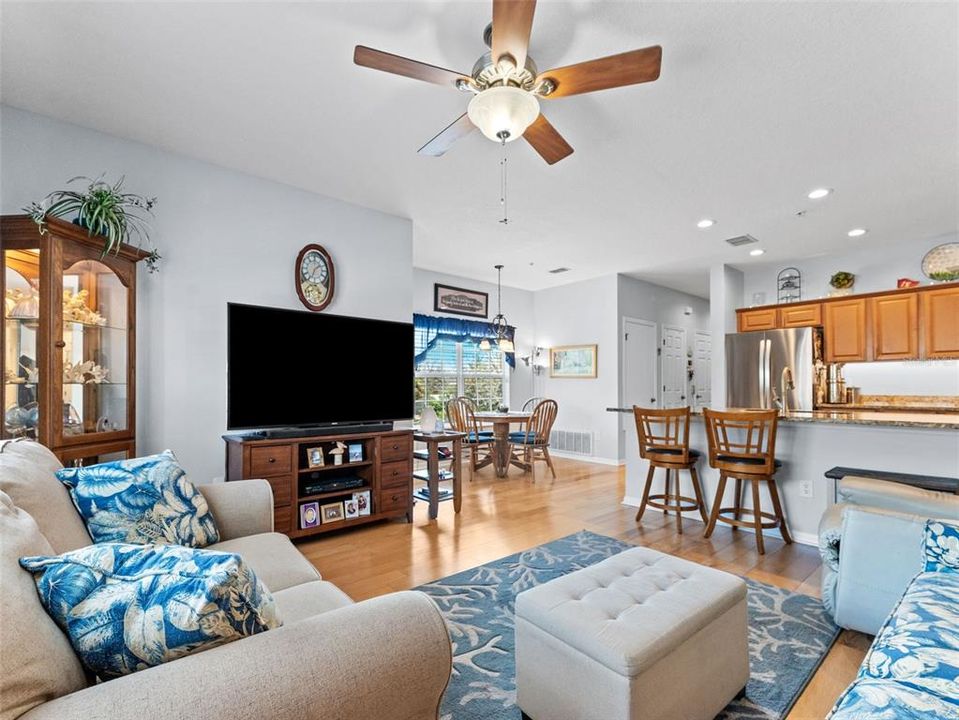 待售: $295,500 (3 贝兹, 3 浴室, 1710 平方英尺)