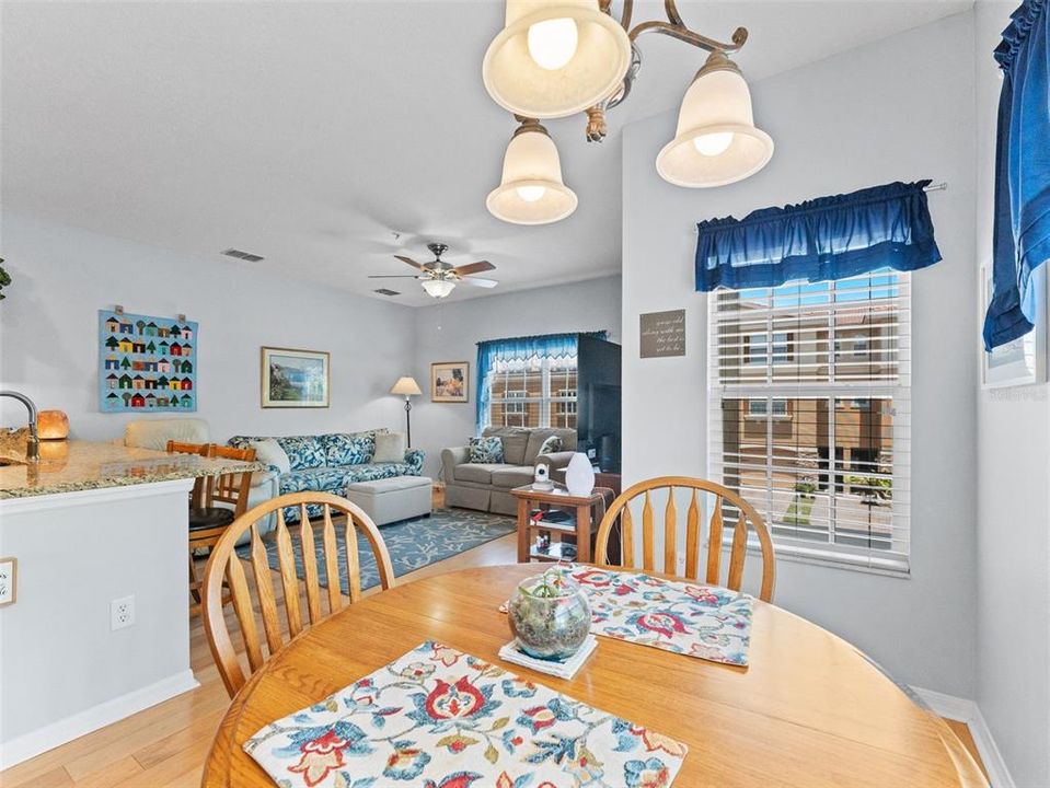 待售: $295,500 (3 贝兹, 3 浴室, 1710 平方英尺)