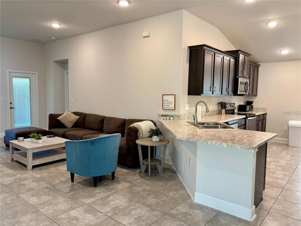 Под контрактом: $1,900 (3 спален, 2 ванн, 1778 Квадратных фут)