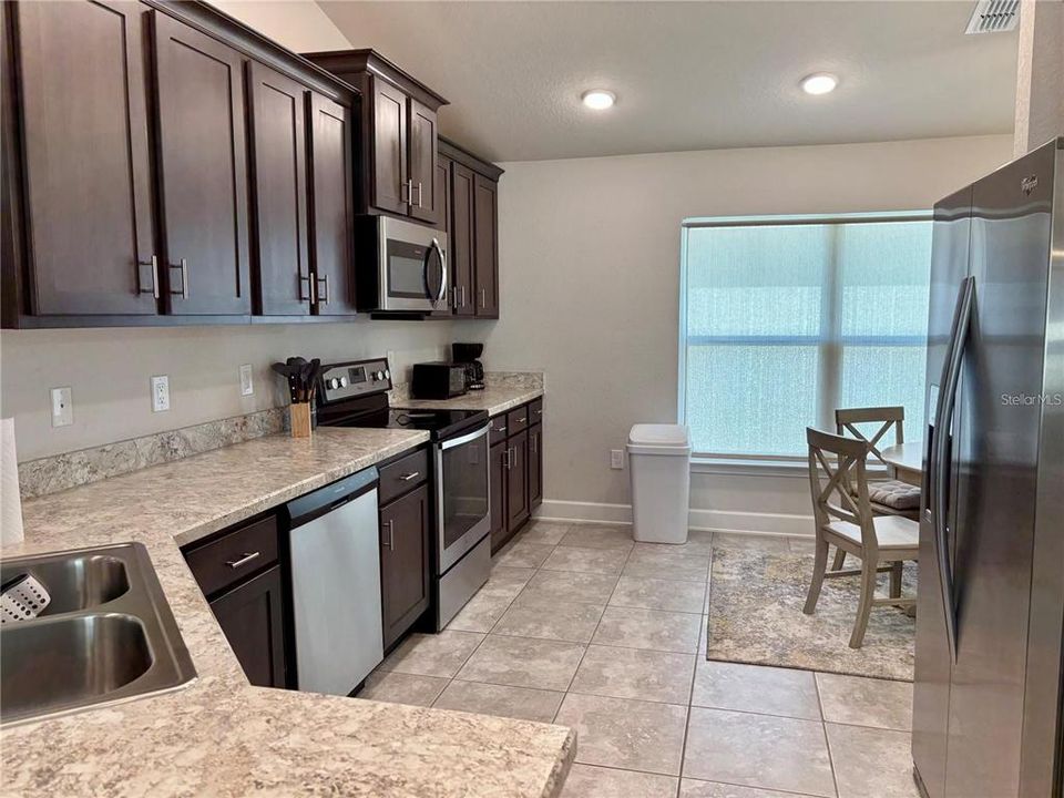 Под контрактом: $1,900 (3 спален, 2 ванн, 1778 Квадратных фут)