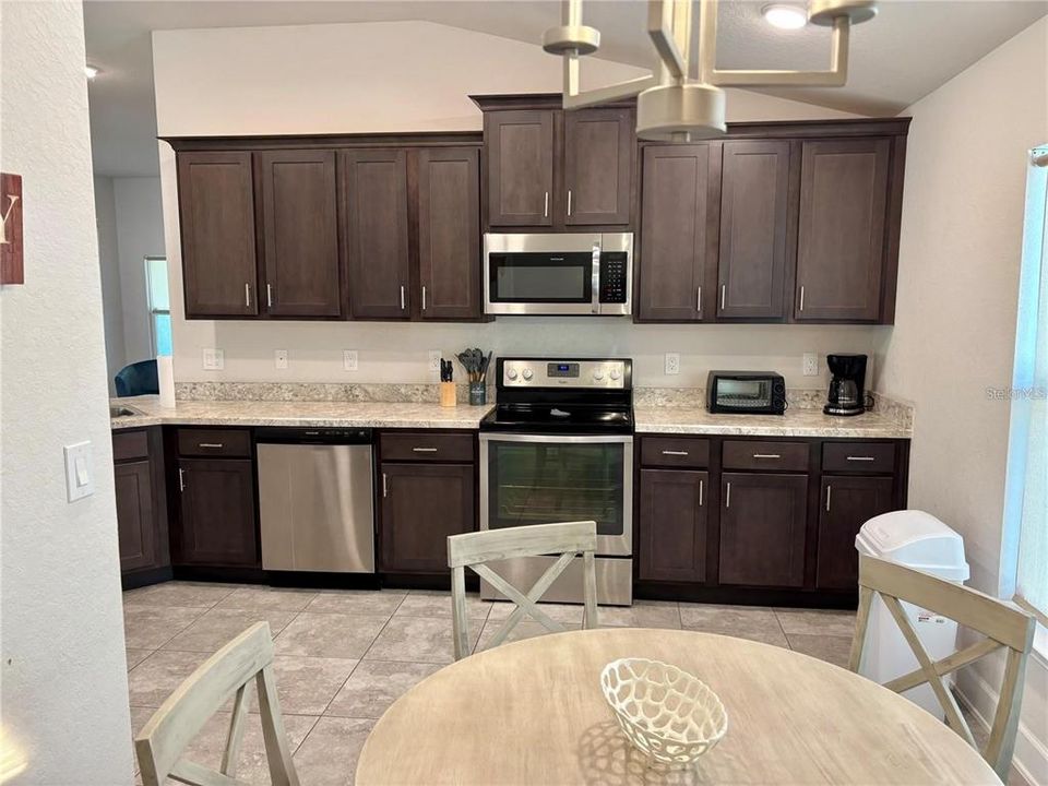 Под контрактом: $1,900 (3 спален, 2 ванн, 1778 Квадратных фут)