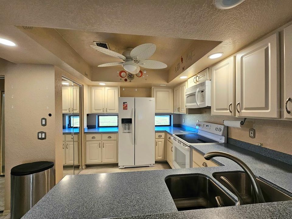 На продажу: $385,000 (3 спален, 2 ванн, 1686 Квадратных фут)