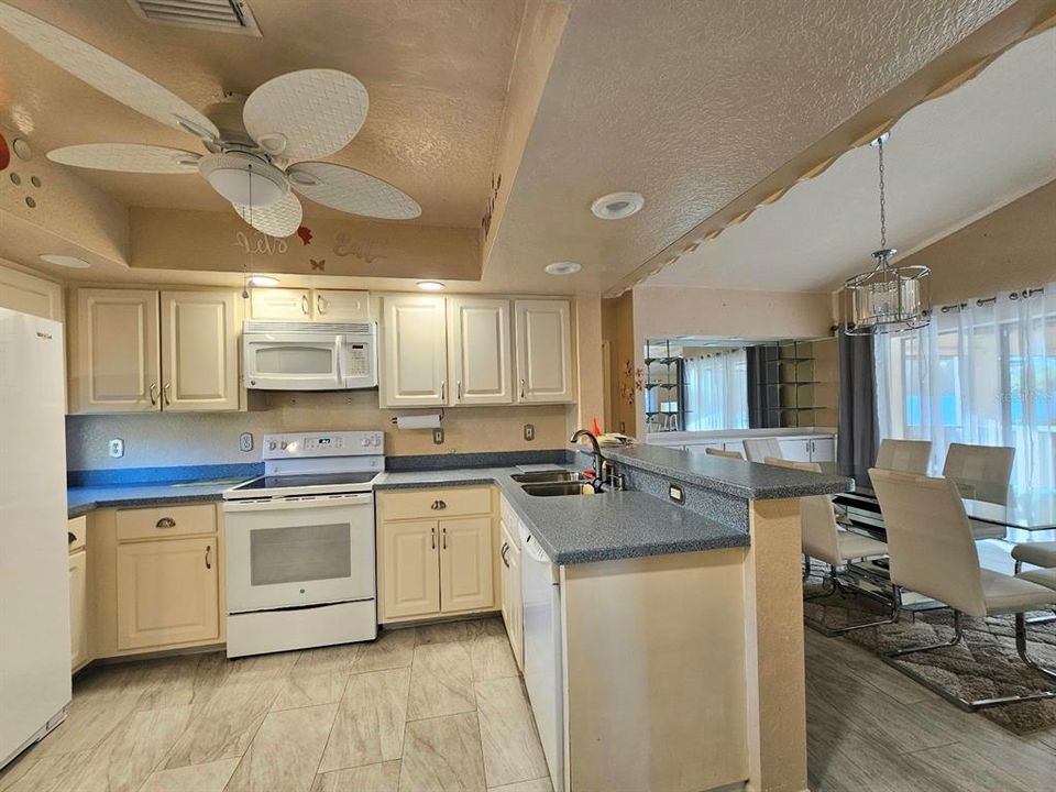 На продажу: $385,000 (3 спален, 2 ванн, 1686 Квадратных фут)