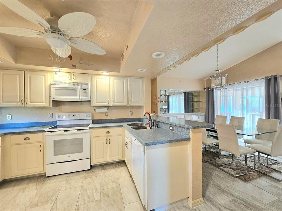 На продажу: $385,000 (3 спален, 2 ванн, 1686 Квадратных фут)