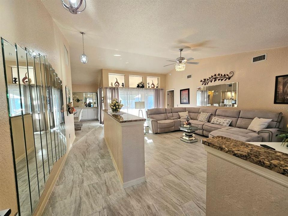 На продажу: $385,000 (3 спален, 2 ванн, 1686 Квадратных фут)