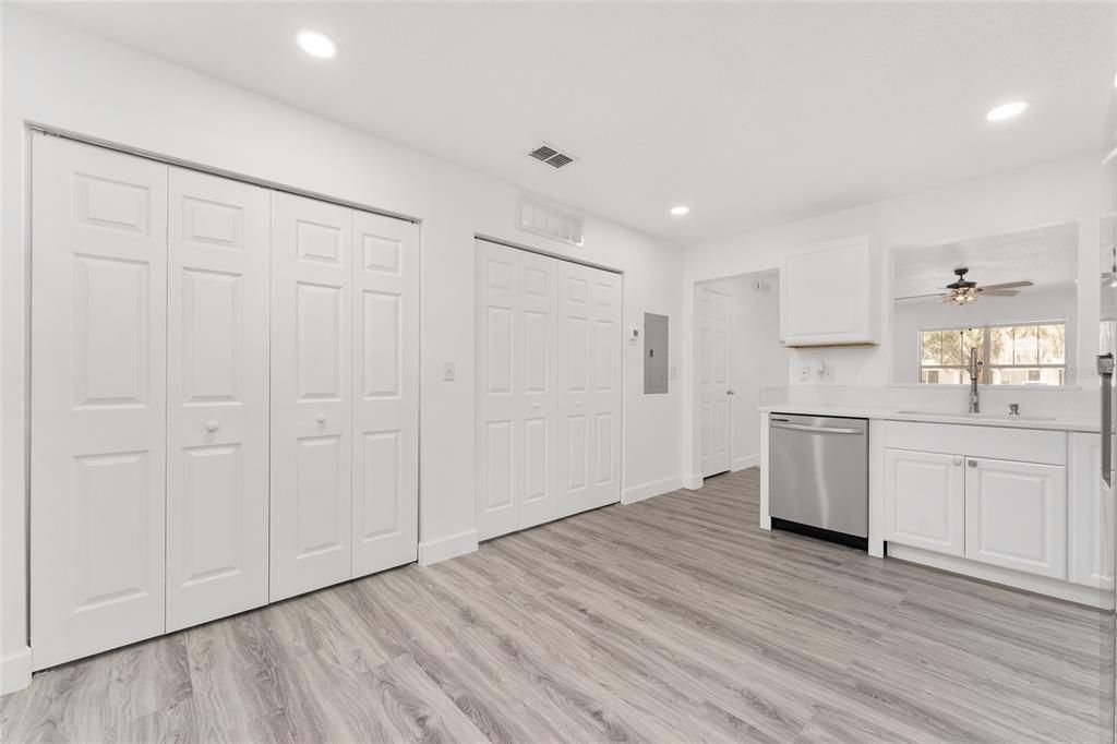 Active With Contract: $249,000 (2 beds, 2 baths, 1142 Square Feet)