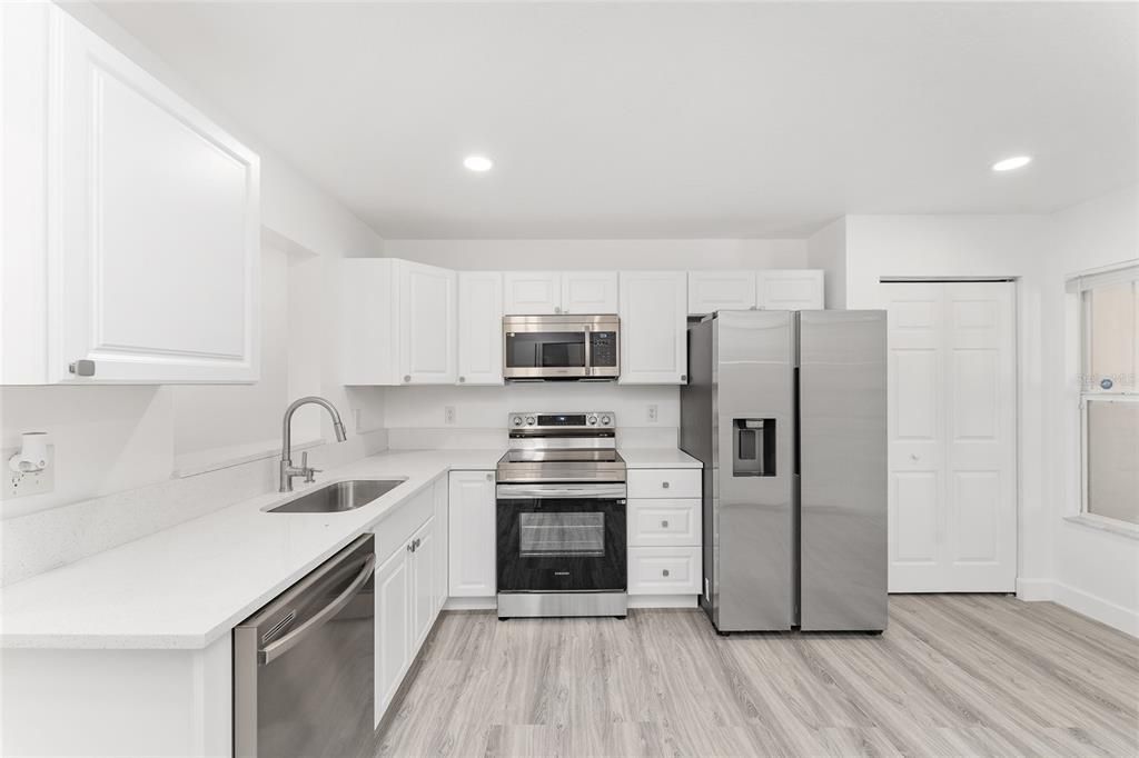 Active With Contract: $249,000 (2 beds, 2 baths, 1142 Square Feet)