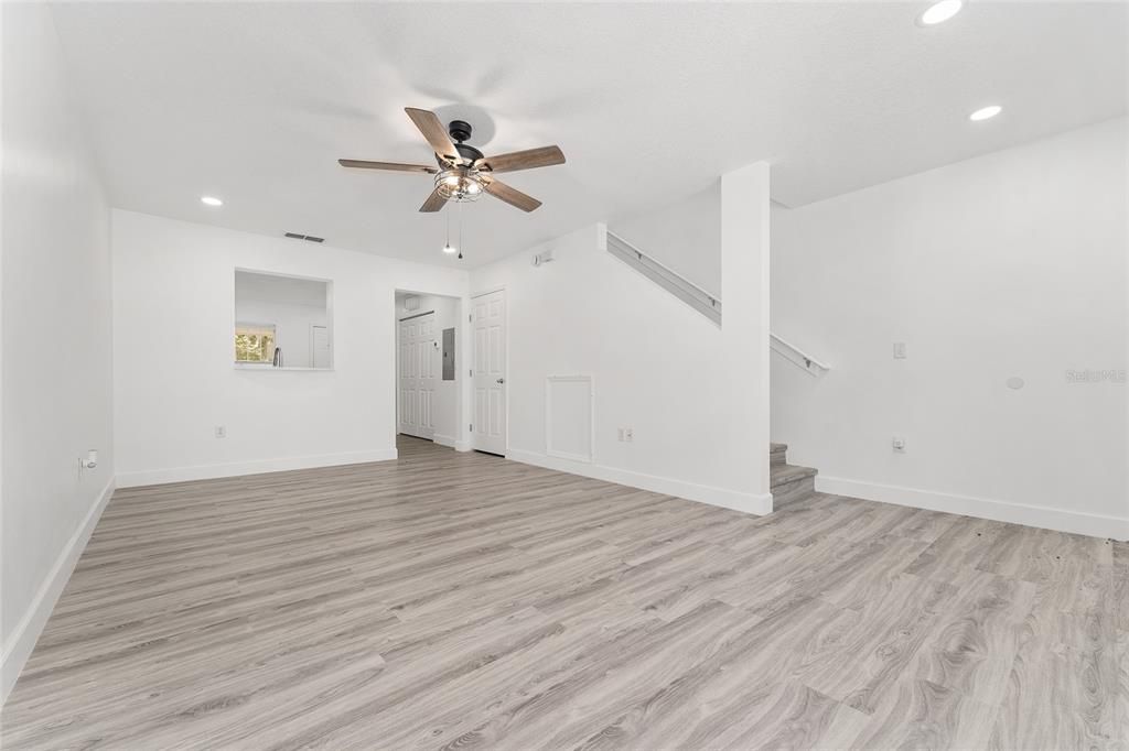 Active With Contract: $249,000 (2 beds, 2 baths, 1142 Square Feet)