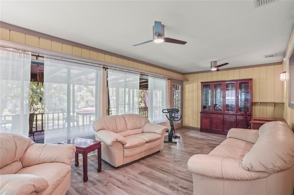 En Venta: $295,000 (3 camas, 2 baños, 1848 Pies cuadrados)