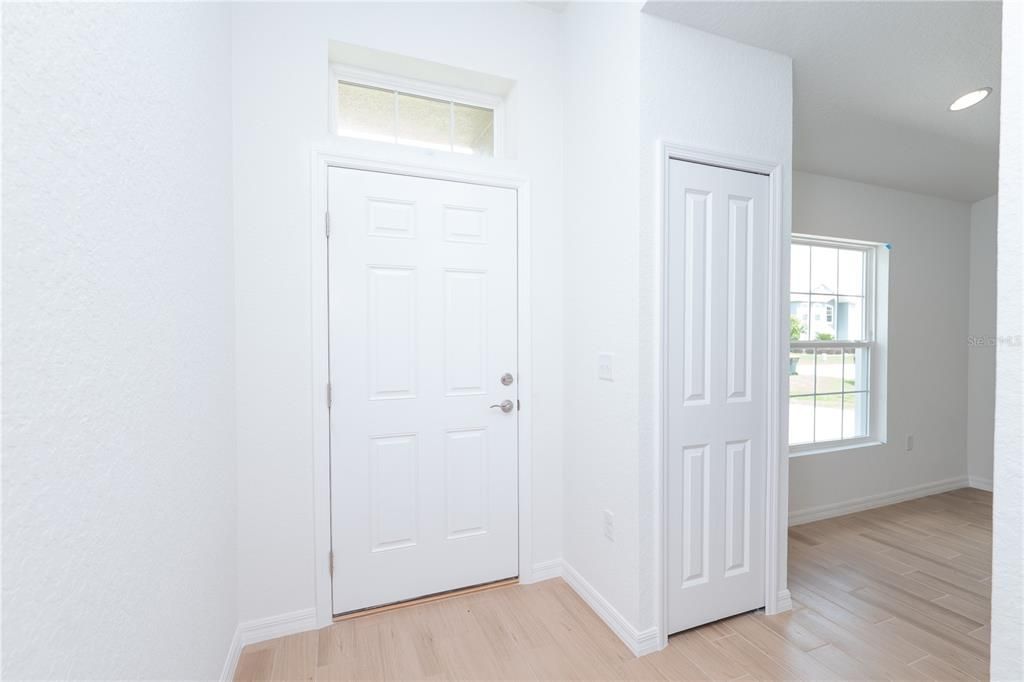 合同活跃: $294,900 (4 贝兹, 2 浴室, 1713 平方英尺)