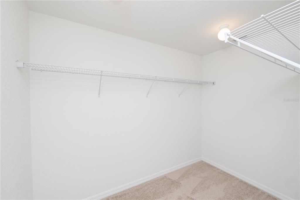 合同活跃: $294,900 (4 贝兹, 2 浴室, 1713 平方英尺)