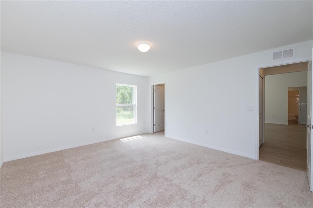 合同活跃: $294,900 (4 贝兹, 2 浴室, 1713 平方英尺)