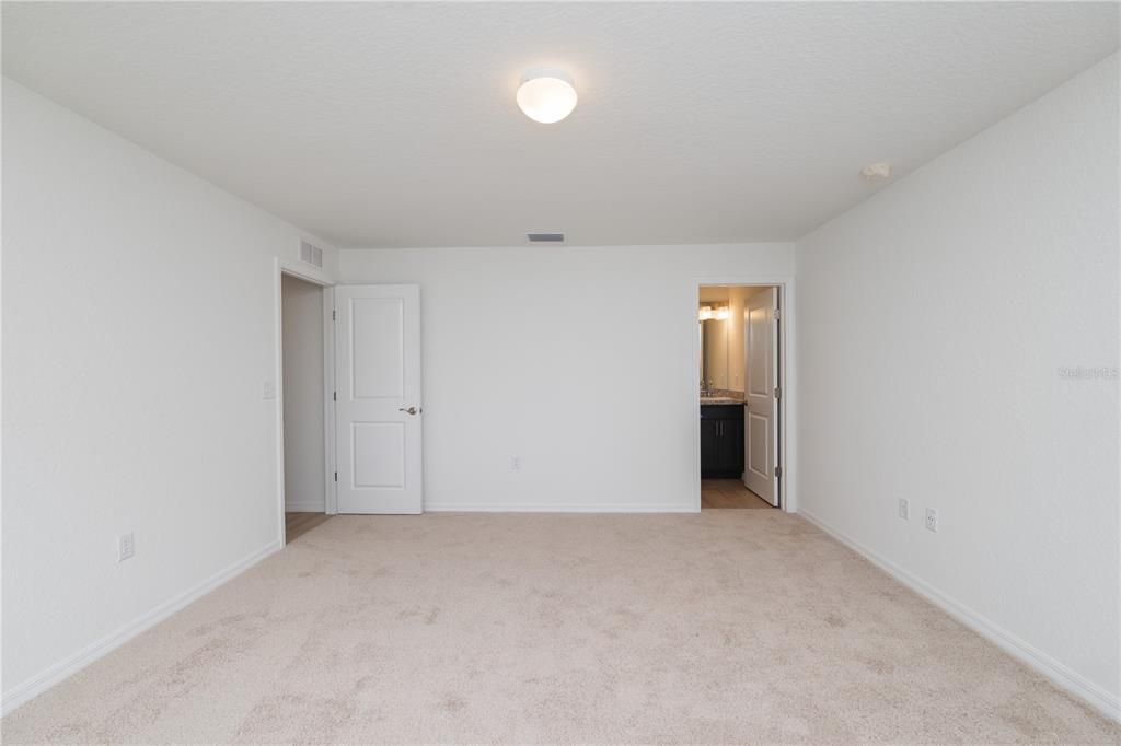 合同活跃: $294,900 (4 贝兹, 2 浴室, 1713 平方英尺)