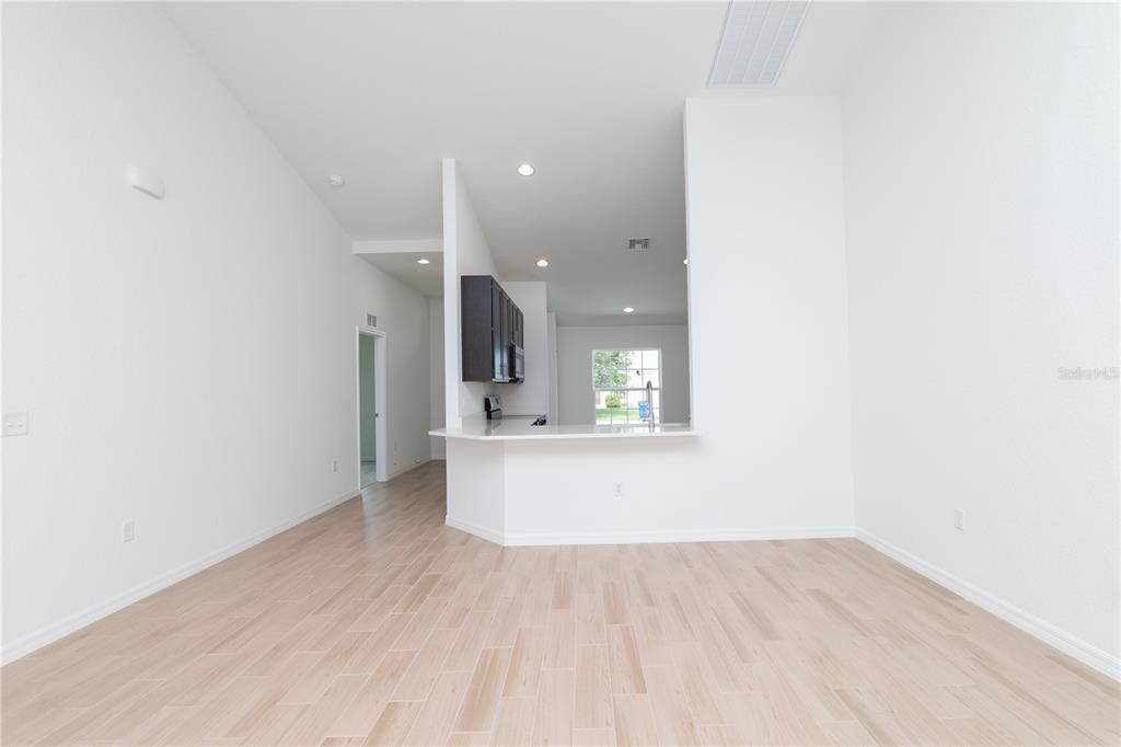 合同活跃: $294,900 (4 贝兹, 2 浴室, 1713 平方英尺)