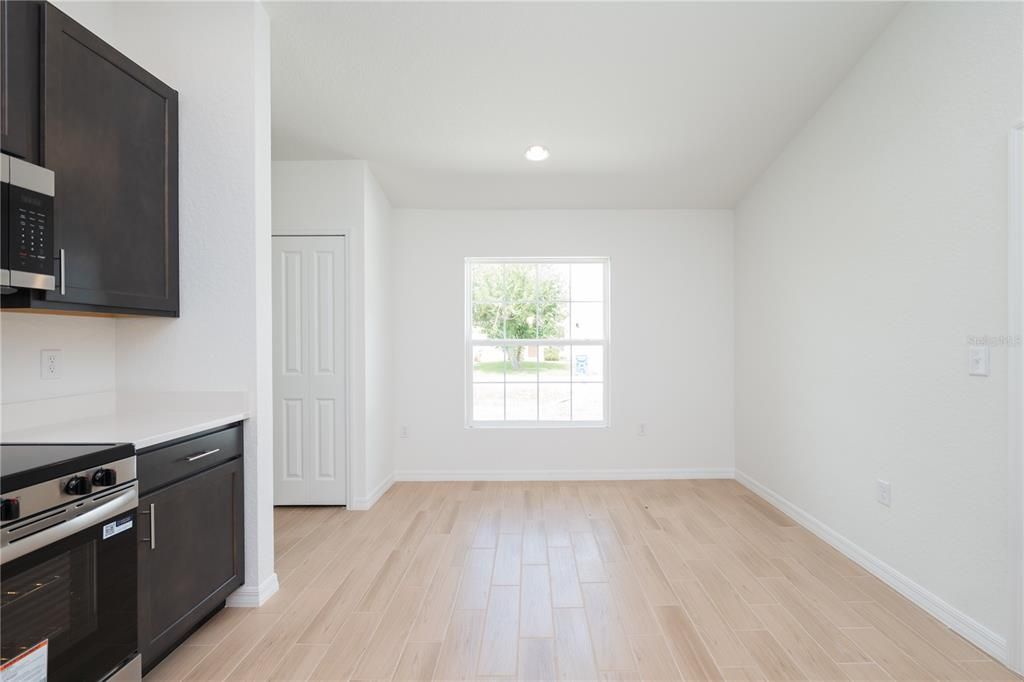 合同活跃: $294,900 (4 贝兹, 2 浴室, 1713 平方英尺)