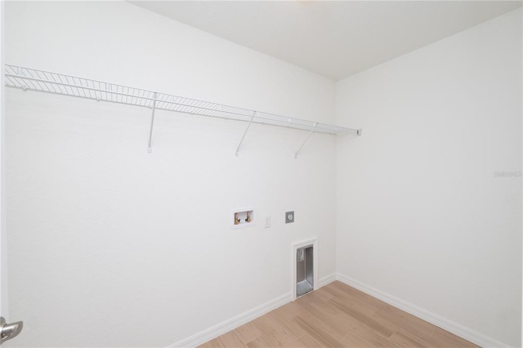 合同活跃: $294,900 (4 贝兹, 2 浴室, 1713 平方英尺)