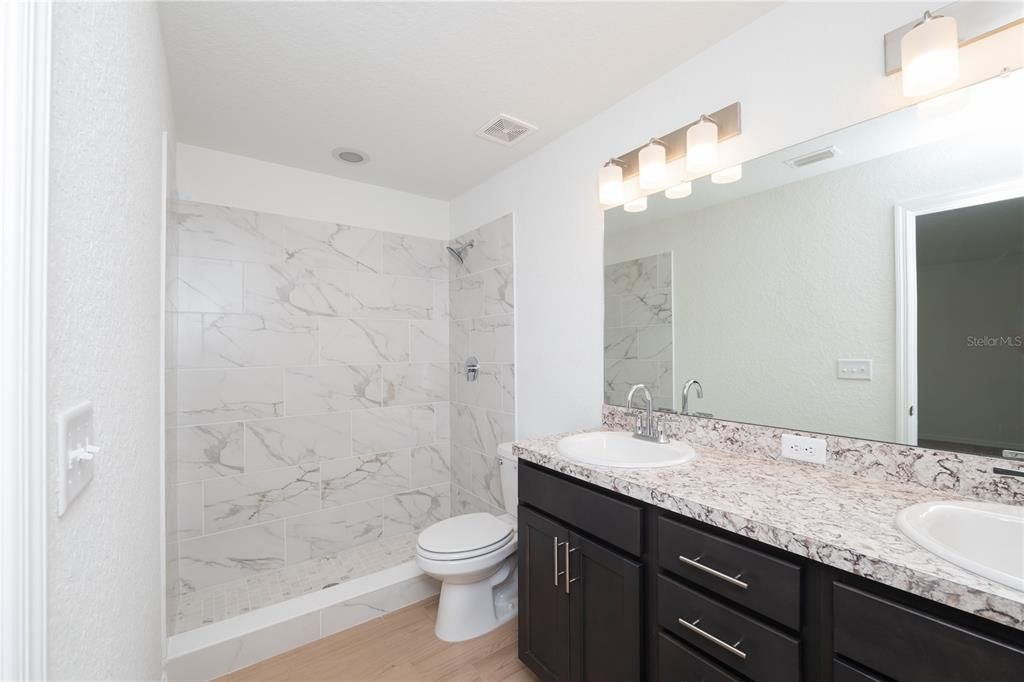 合同活跃: $294,900 (4 贝兹, 2 浴室, 1713 平方英尺)