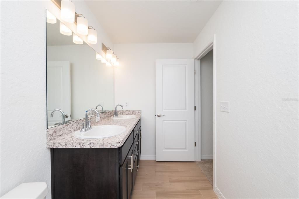 合同活跃: $294,900 (4 贝兹, 2 浴室, 1713 平方英尺)