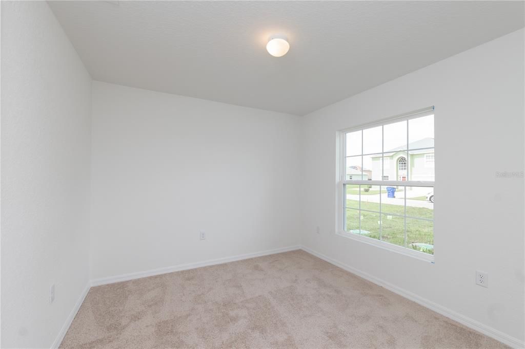 合同活跃: $294,900 (4 贝兹, 2 浴室, 1713 平方英尺)