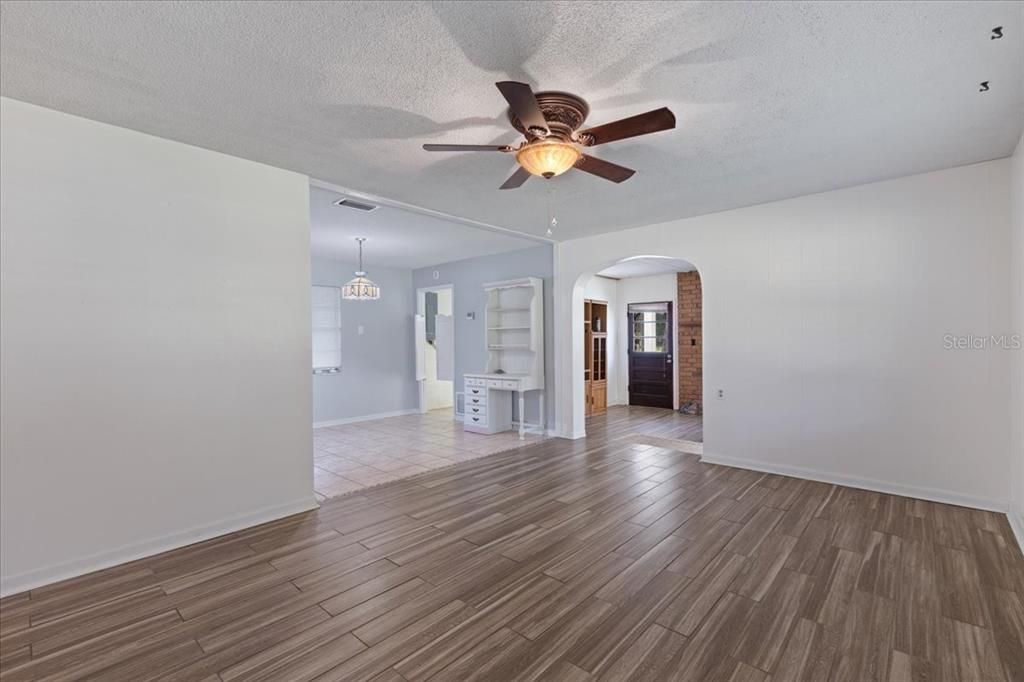 Active With Contract: $227,000 (3 beds, 1 baths, 1344 Square Feet)