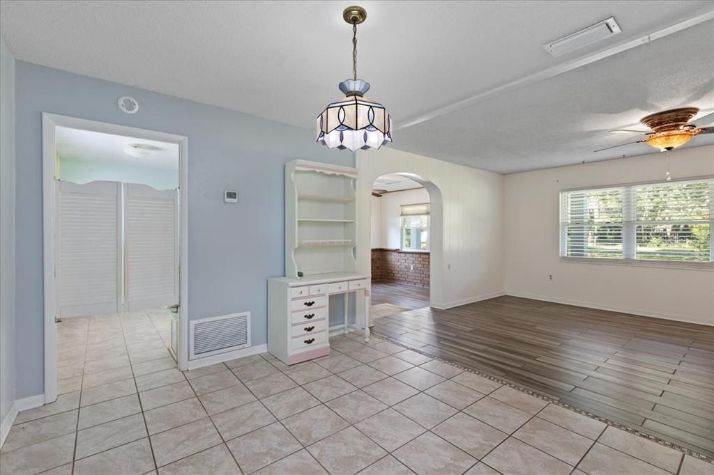 Active With Contract: $227,000 (3 beds, 1 baths, 1344 Square Feet)