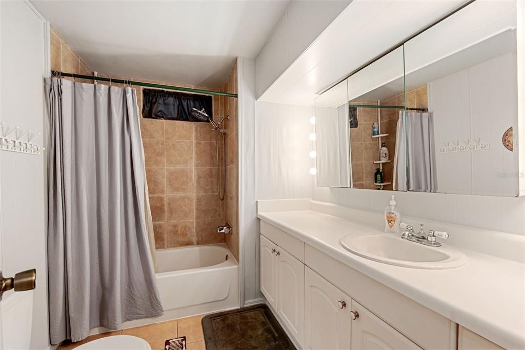 待售: $130,000 (3 贝兹, 1 浴室, 828 平方英尺)